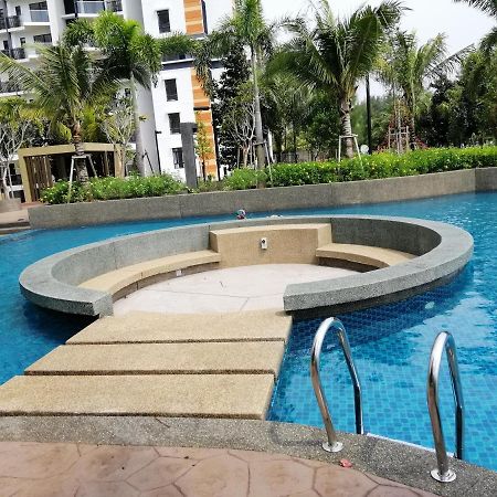 Timurbay Seafront Residence By Hardinahomes Kuantan Buitenkant foto